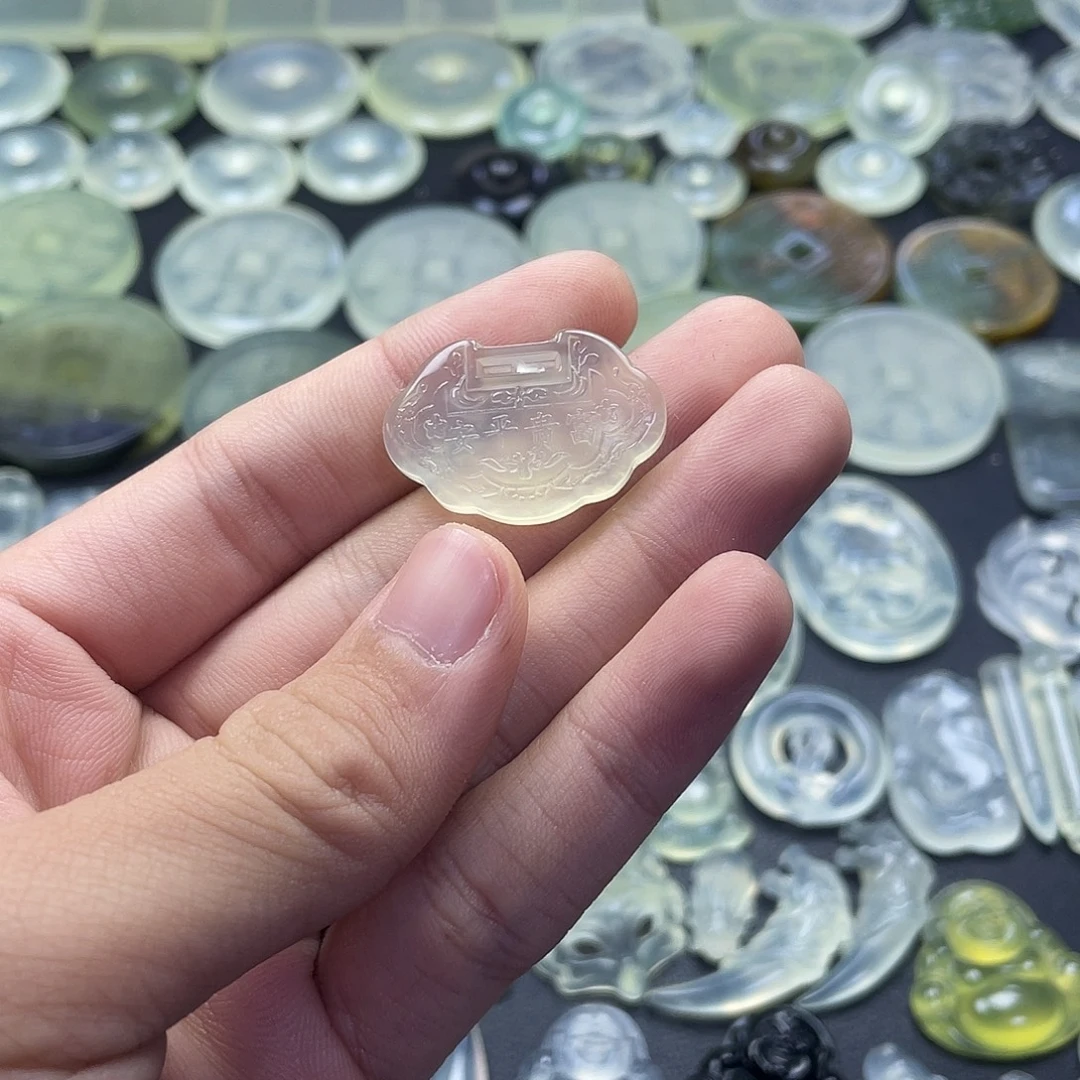 岫玉未镶嵌颈饰平安富贵锁