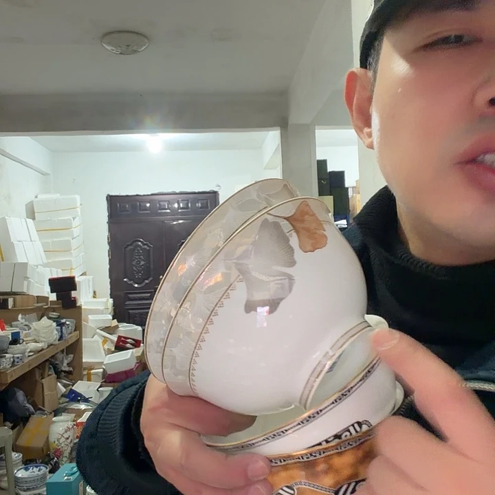 两个装的的东西面碗