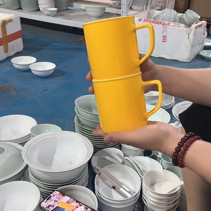 瓷片黄色马克杯两个，微瑕包邮