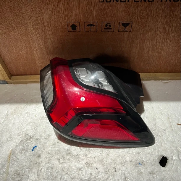 三菱劲炫新款运动版尾灯