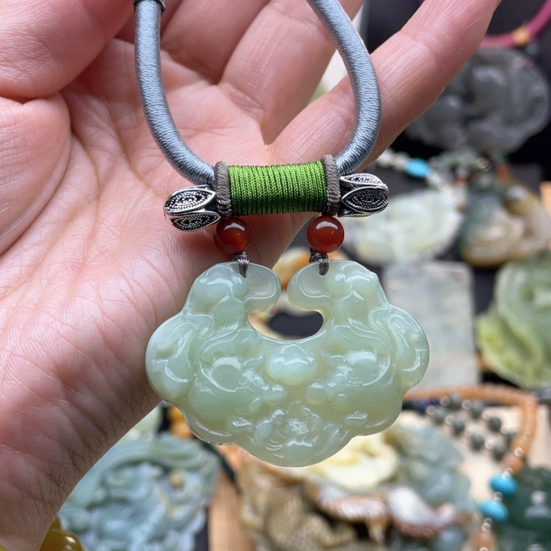 蛇纹石玉颈饰未镶嵌