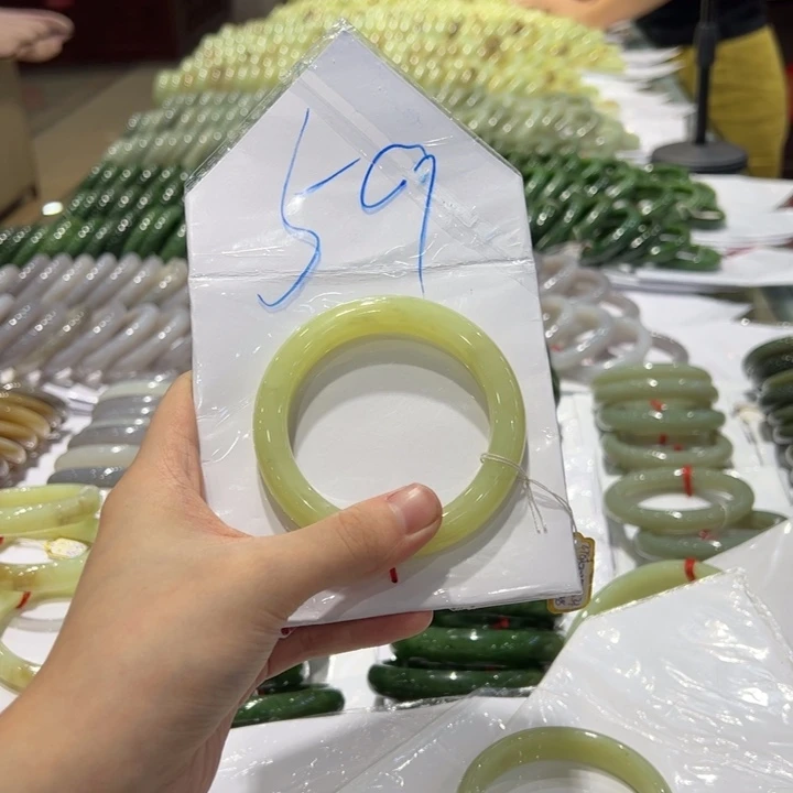 笑****和田玉未镶嵌手镯