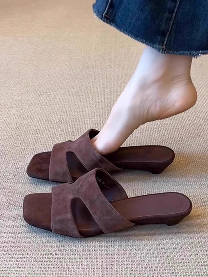 羊皮版~简约小众绒面露趾一字拖鞋女外穿时尚方头镂空坡跟凉拖鞋