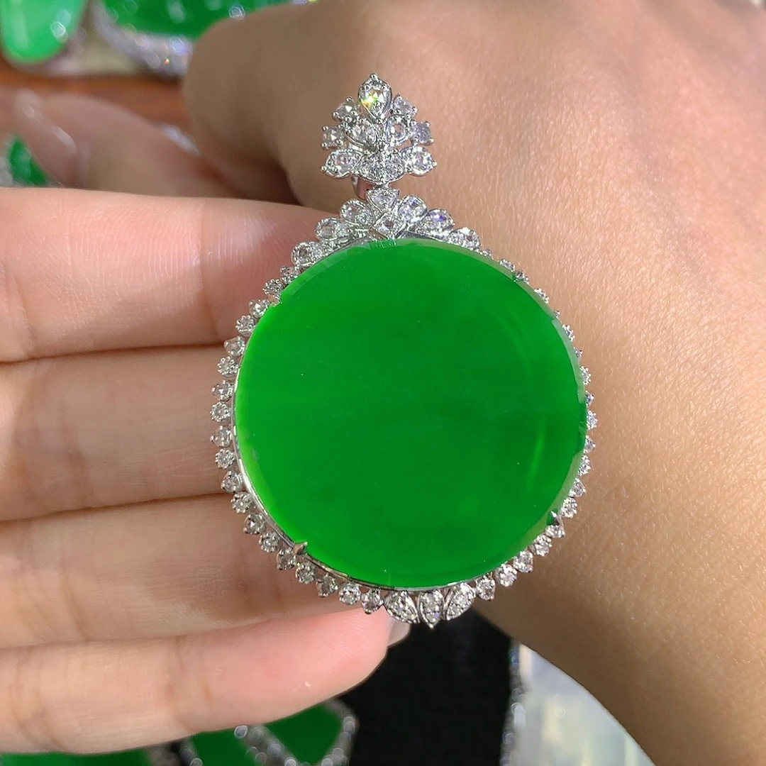 翡翠18K金镶嵌颈饰圆牌