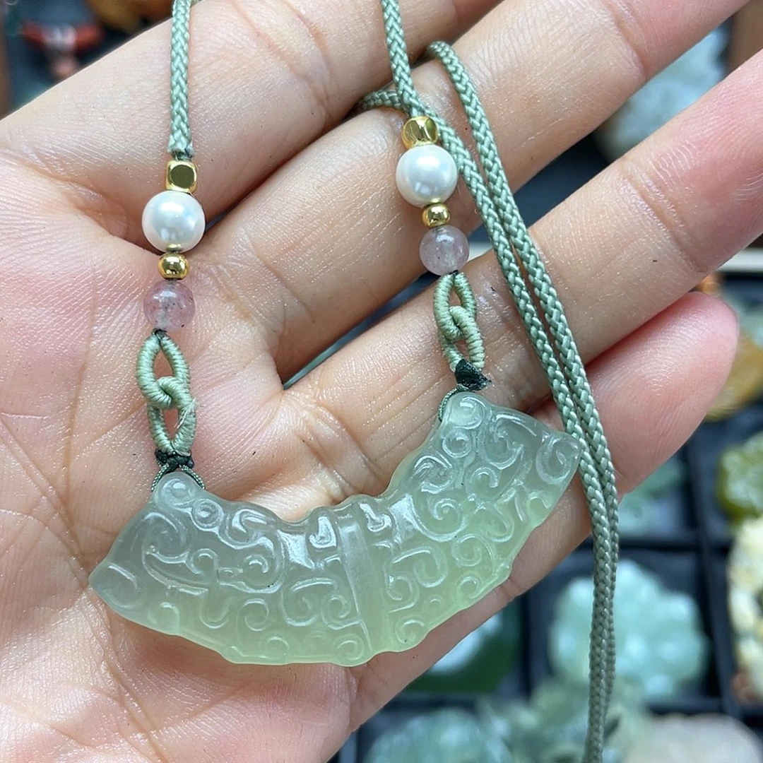 蛇纹石玉未镶嵌颈饰