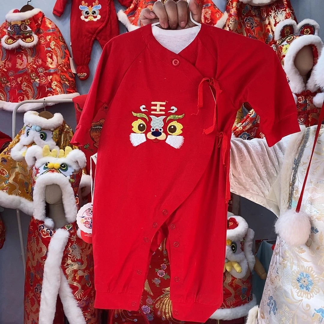 三醋酯纤维大红色刺绣满月服