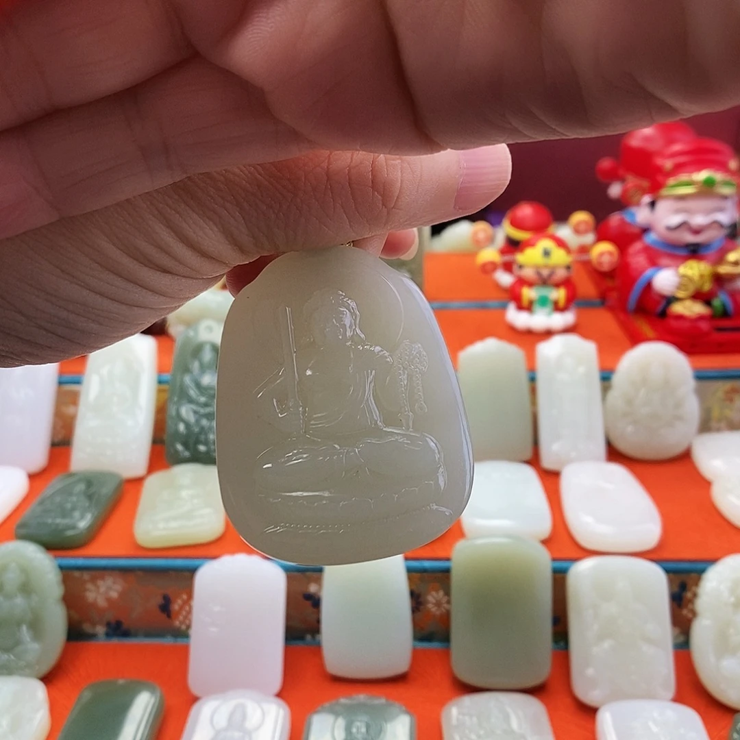 木***易和田玉未镶嵌颈饰