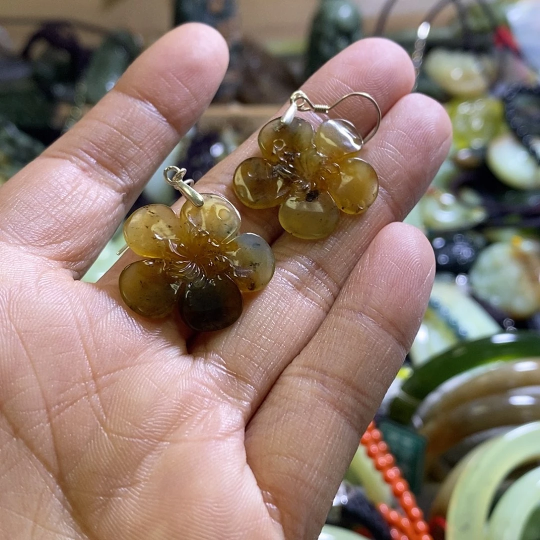 岫玉未镶嵌耳环一对