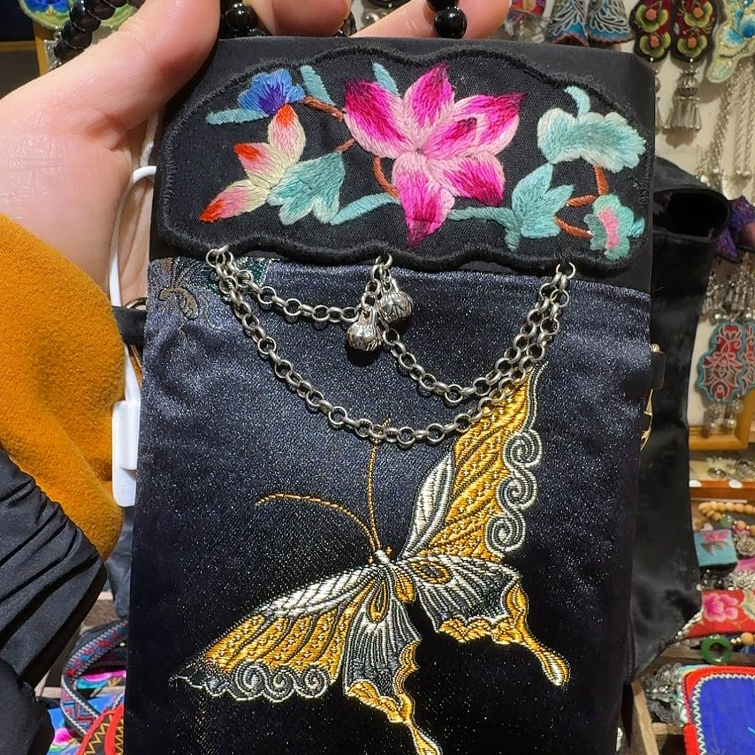 皮质铁合金老绣小背包
