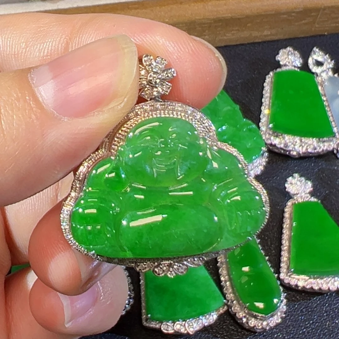 翡翠18K金镶嵌颈饰