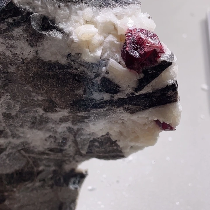 天然辰砂天然朱砂宝石级晶体矛头原石摆件