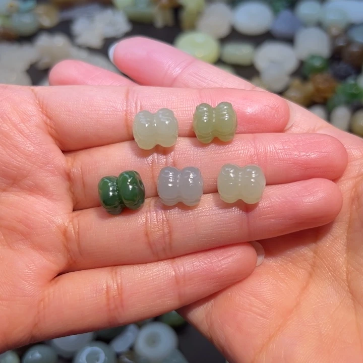 和田玉（翠青玉）未镶嵌珠宝半成品98一个多样性发其一