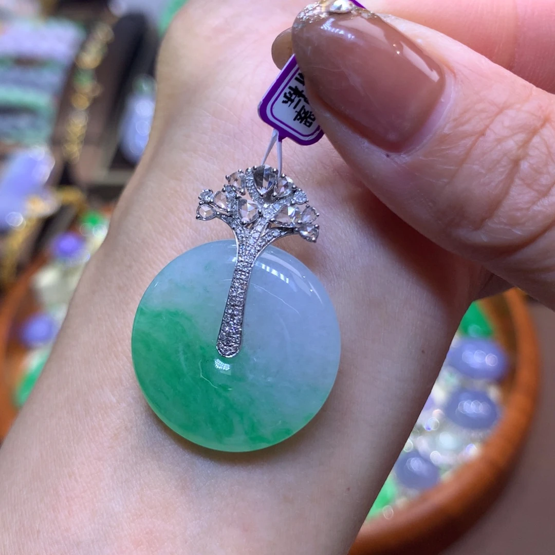 翡翠18K金镶嵌颈饰