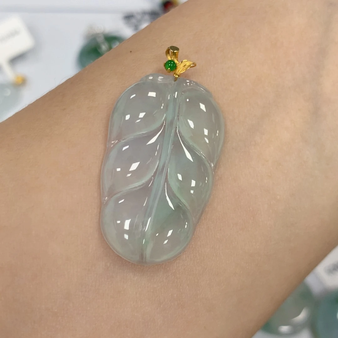 颈饰18K金镶嵌翡翠