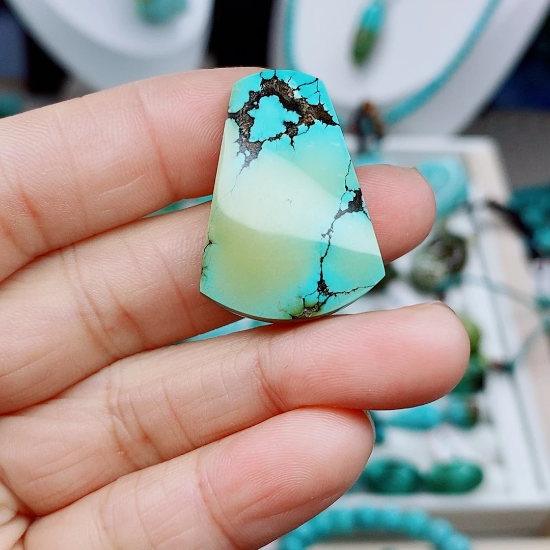 绿松石未镶嵌颈饰