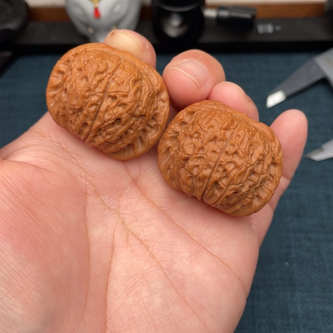 文玩核桃把件全品红皮正筋满肉血麒麟39