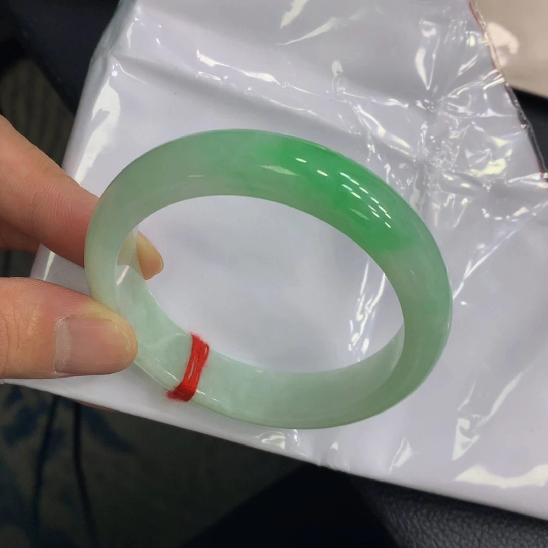 翡翠手镯未镶嵌翡翠