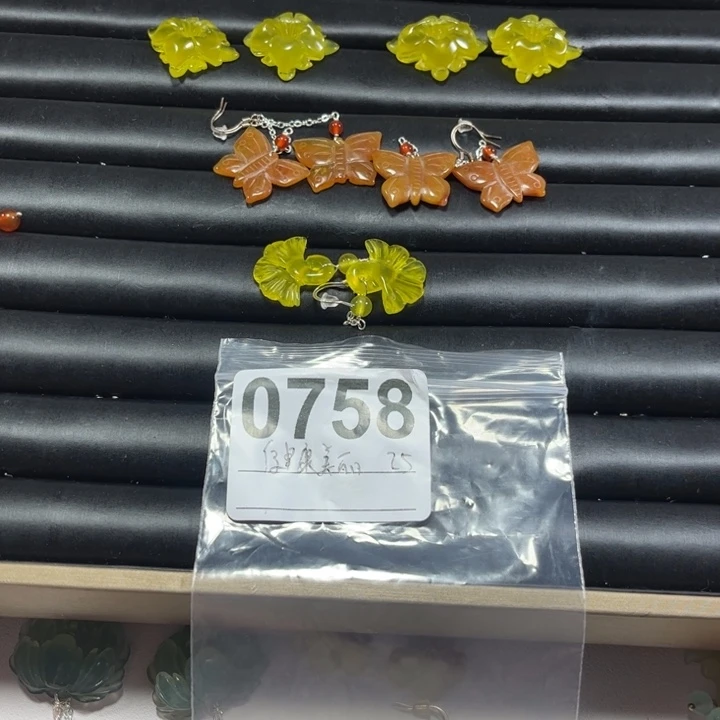 健***丽合金蛇纹石玉耳饰