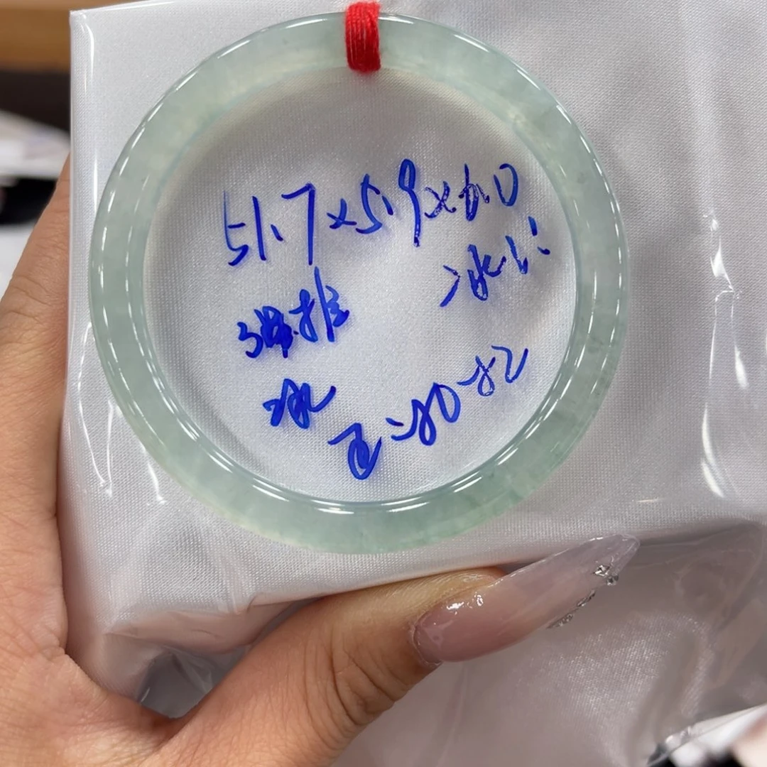 翡翠手镯未镶嵌翡翠