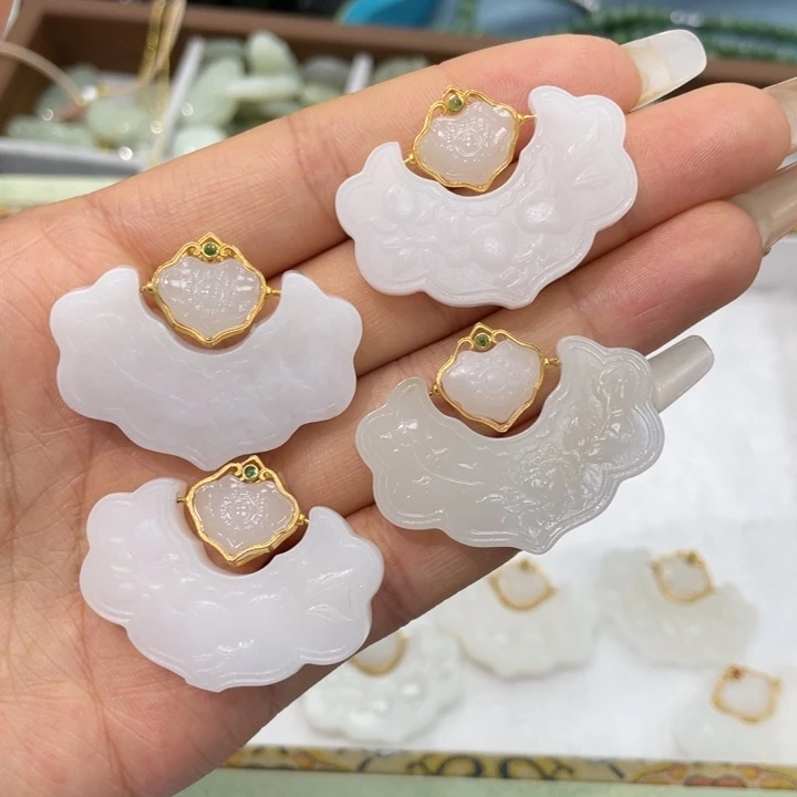 和田玉吊坠(不含链)18K金镶嵌多样性发一