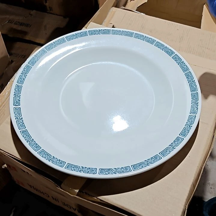 瓷片盘子碗茶壶啥都有