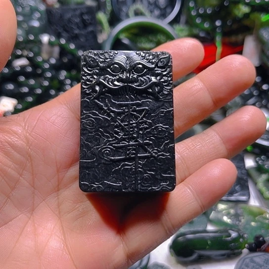 蛇纹石玉未镶嵌颈饰燕