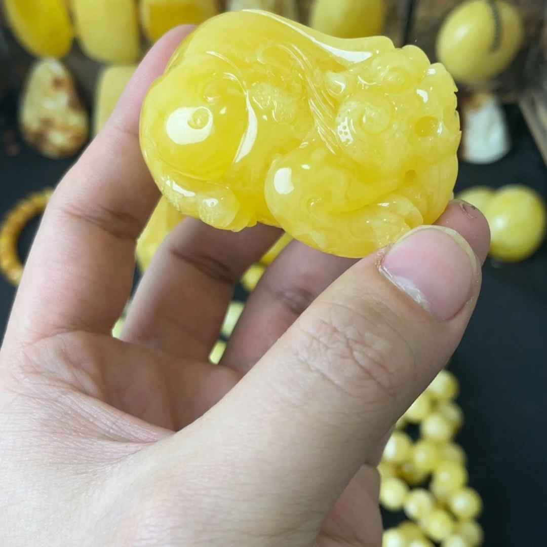 琥珀未镶嵌裸石俄料黄白花貔貅45克