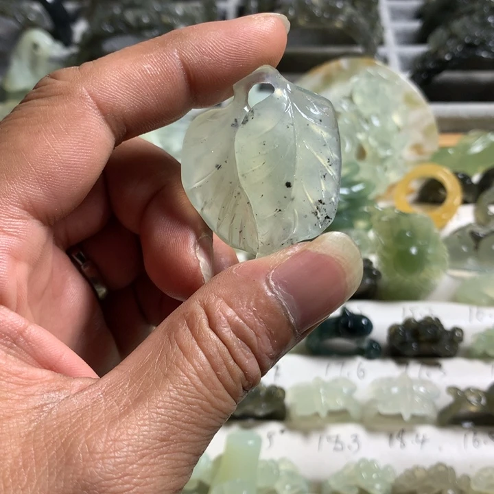 蛇纹石玉未镶嵌颈饰水墨双叶