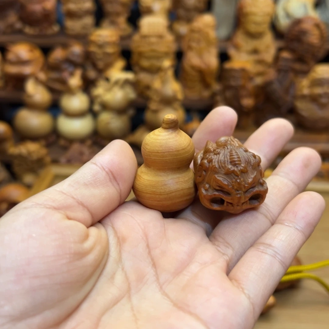 轻***风柏木（崖柏）手把件