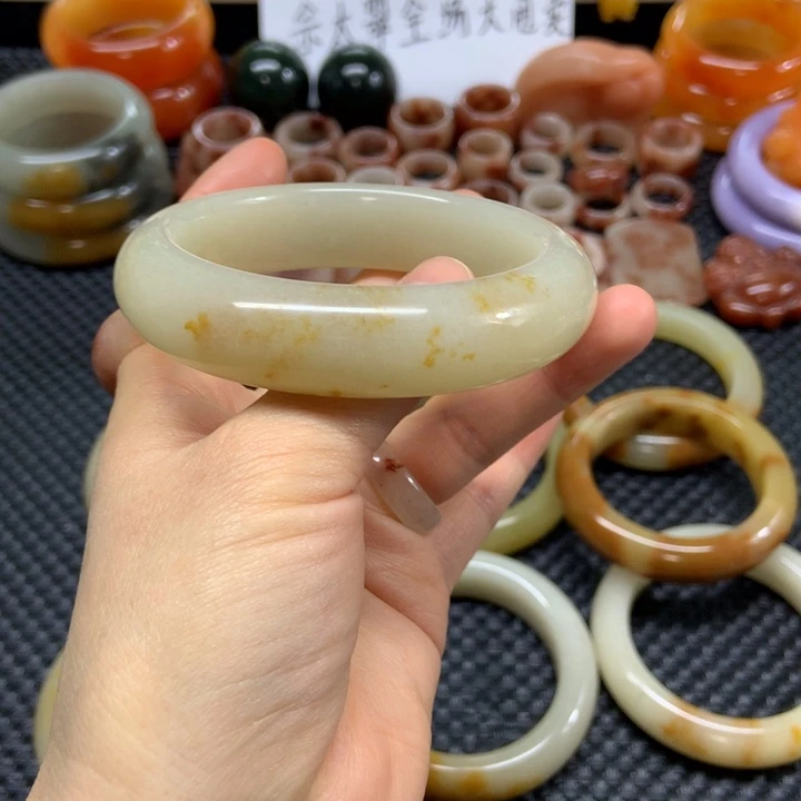 石英质玉未镶嵌手镯