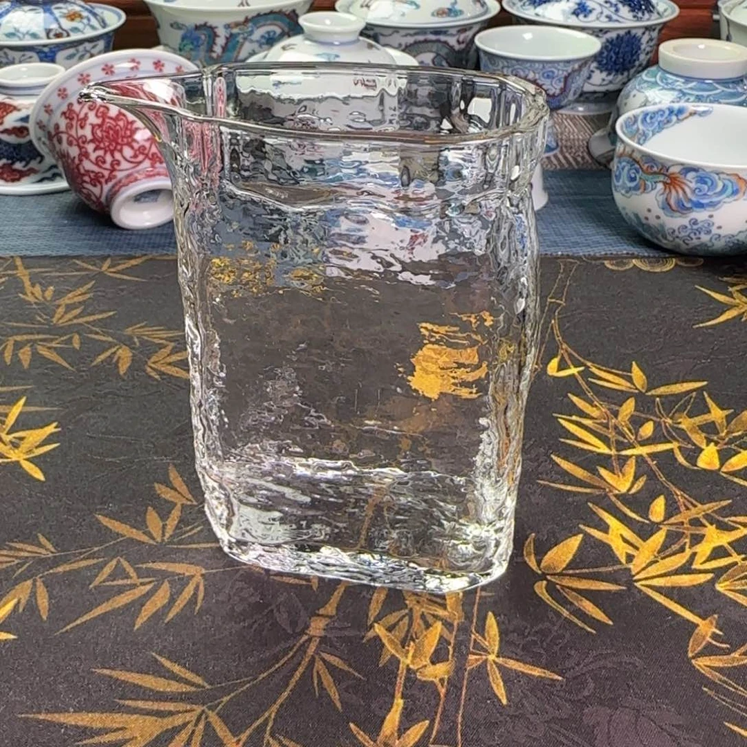 瓷片锤纹四方公道杯一个