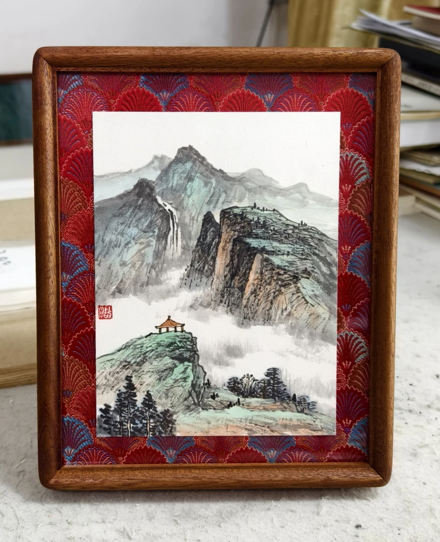 故川山水画，实木框子尺寸27×22厘米。青绿山水画心15×21厘米