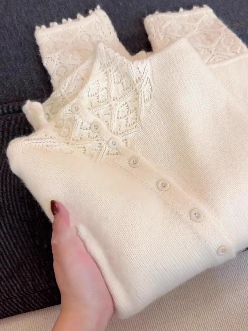 气质轻奢风立领钩花设计米色毛衣女装2025冬季新款小众百搭针织衫