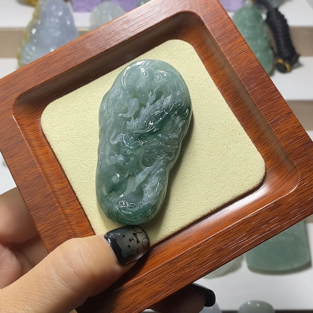 翡翠未镶嵌颈饰飘花龙牌