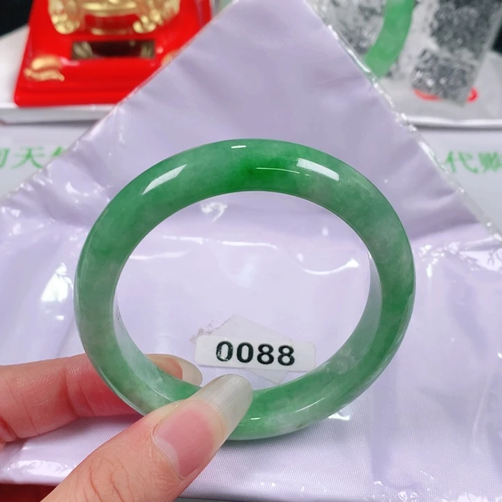 翡翠手镯未镶嵌   编号0088 正圈53