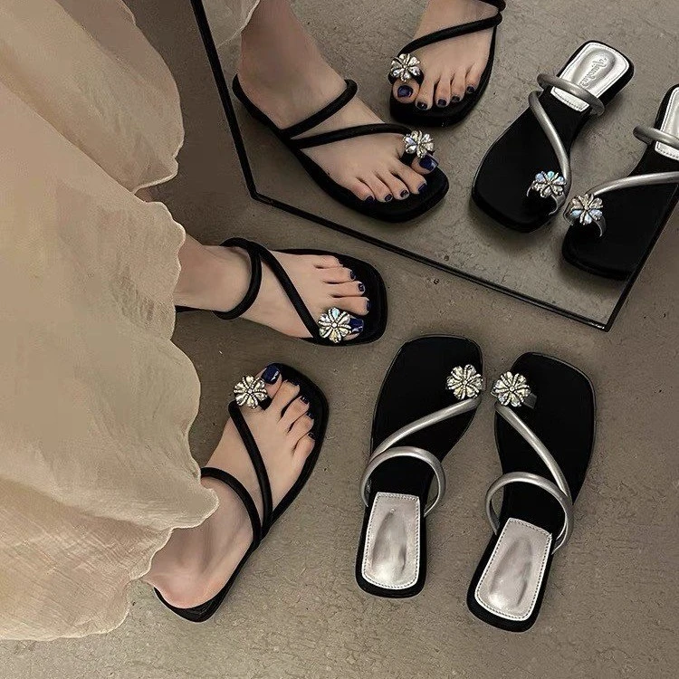 时尚设计感银色夹趾拖鞋女2025夏新款外穿水钻仙女风配裙子凉拖鞋