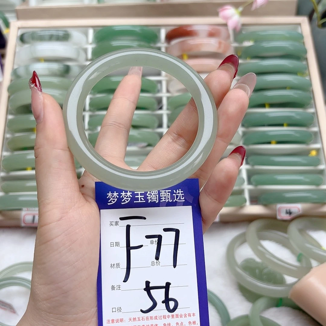 石英质玉手镯未镶嵌别****。