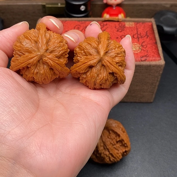 文玩核桃把件白奔