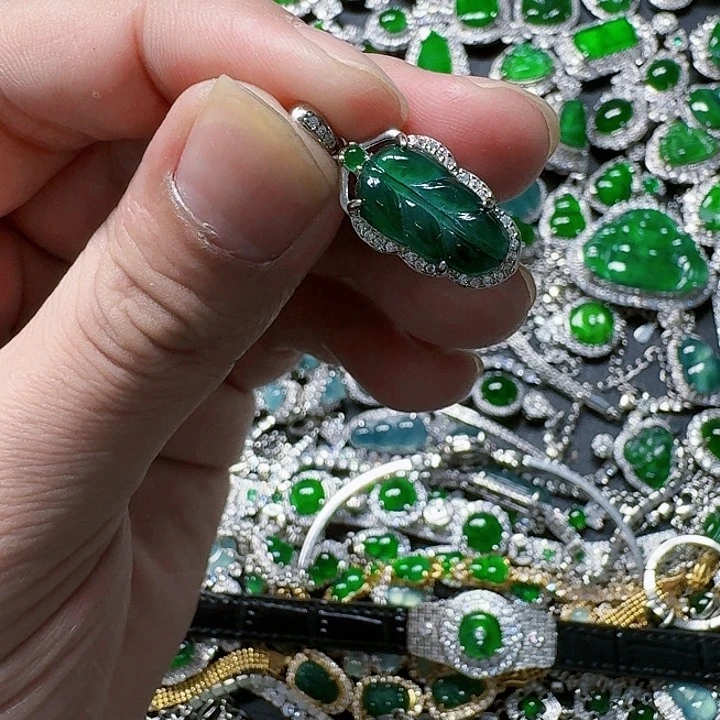 翡翠颈饰未镶嵌天然A货翡翠放漏