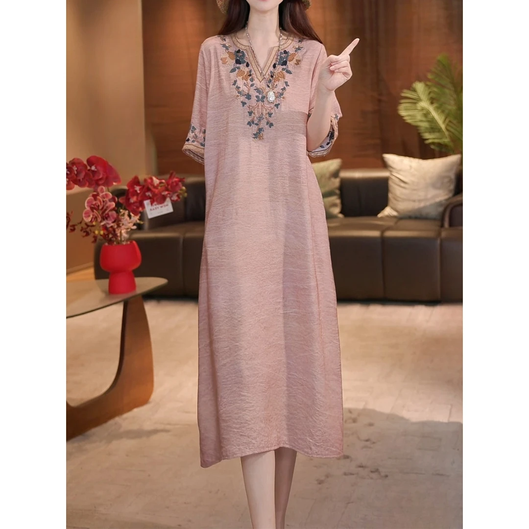 高端天丝麻重工刺绣V领连衣裙女2025夏季新款宽松外出洋气裙子