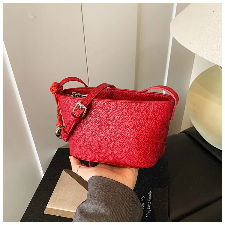 高级感单肩通勤小船包女2025春休闲元宝包2025年网红百搭包包