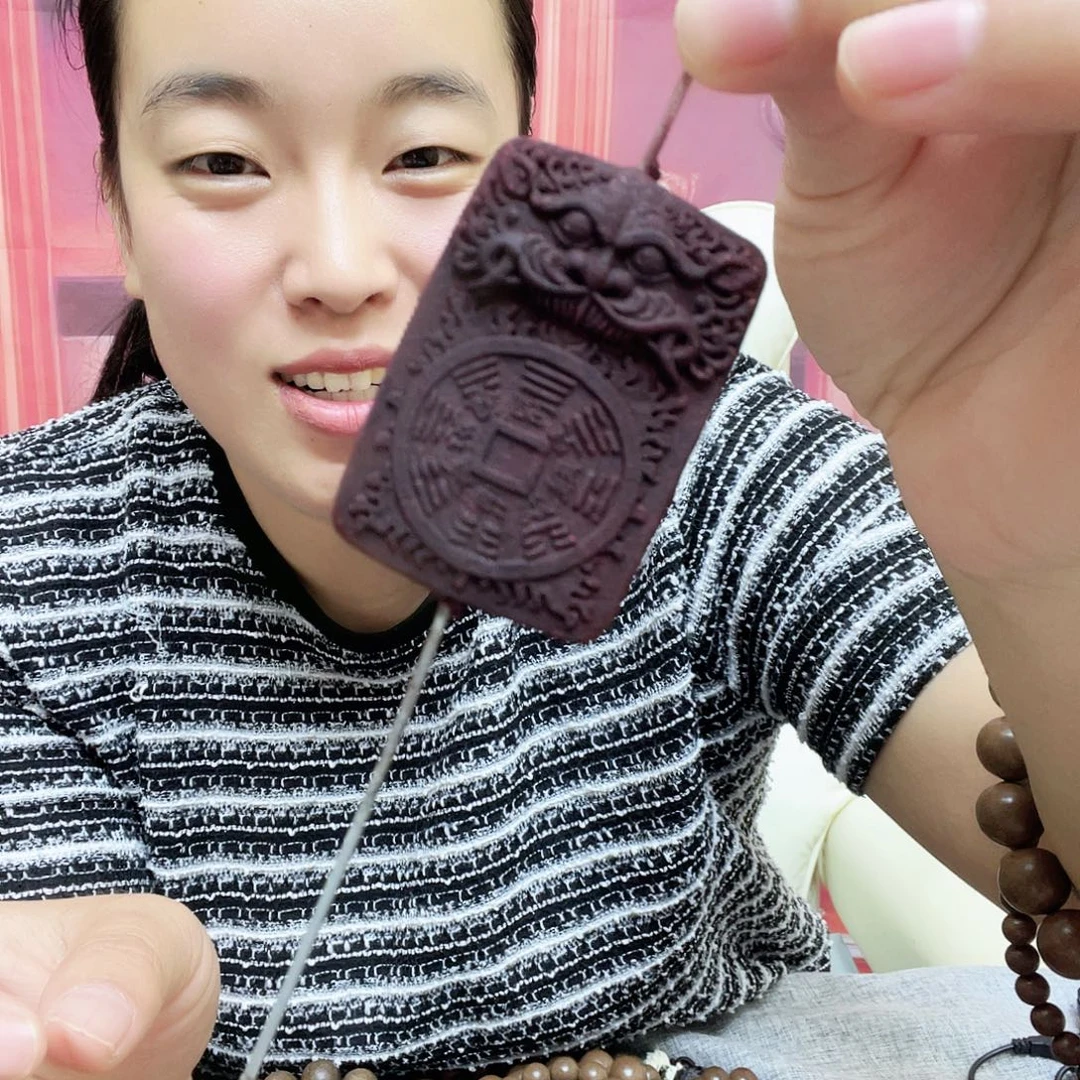 公***）红麝山鬼牌子一块的