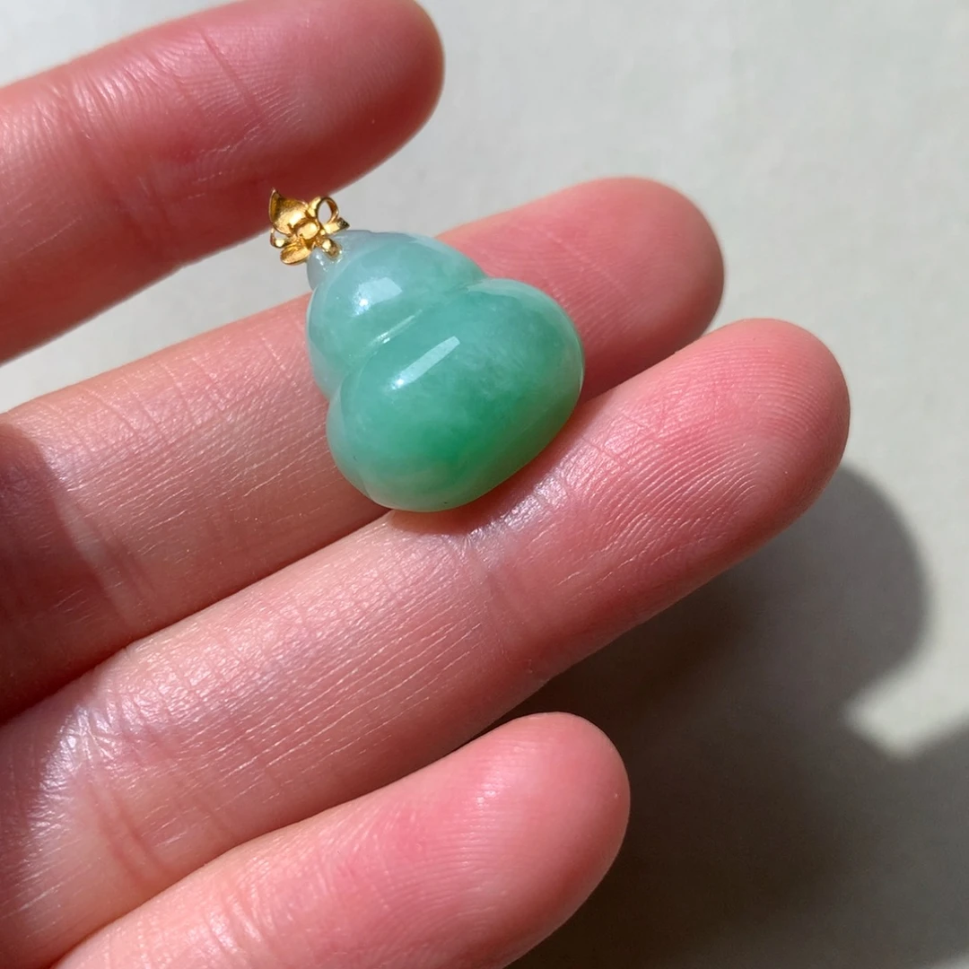 翡翠18K金镶嵌颈饰葫芦