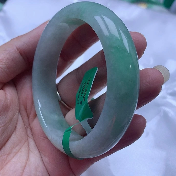 卡***i翡翠未镶嵌手镯翡翠