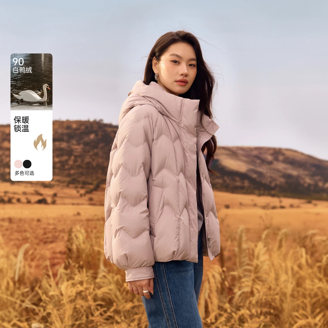 【90白鸭绒】纤莉秀W大码女装流光风奶乎立领短款连帽羽绒服QK2789