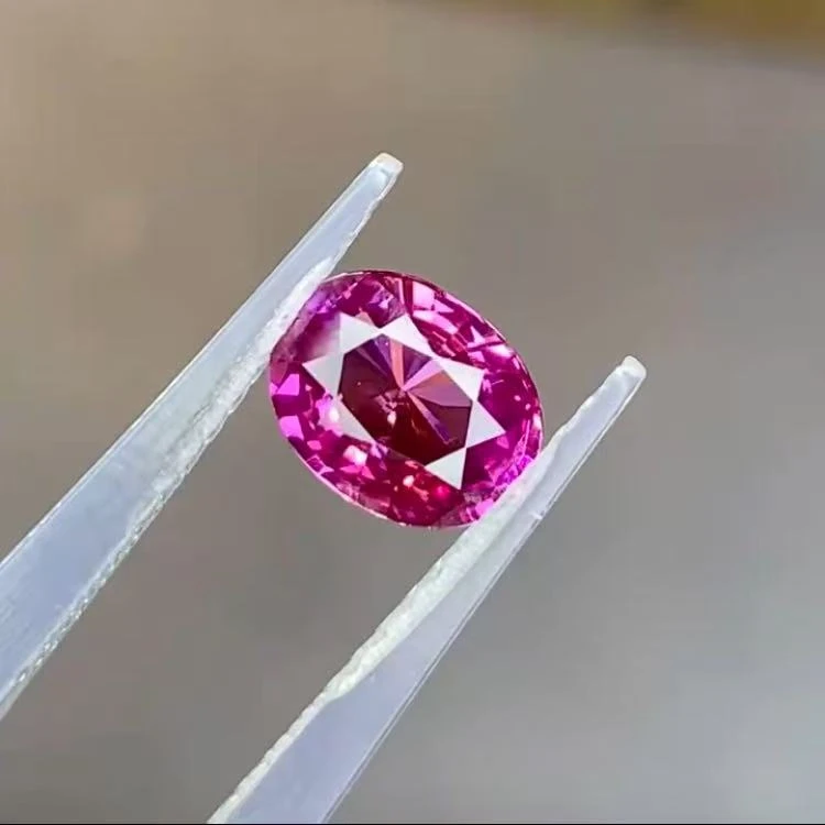 天然热粉色粉蓝宝石，1.53克拉