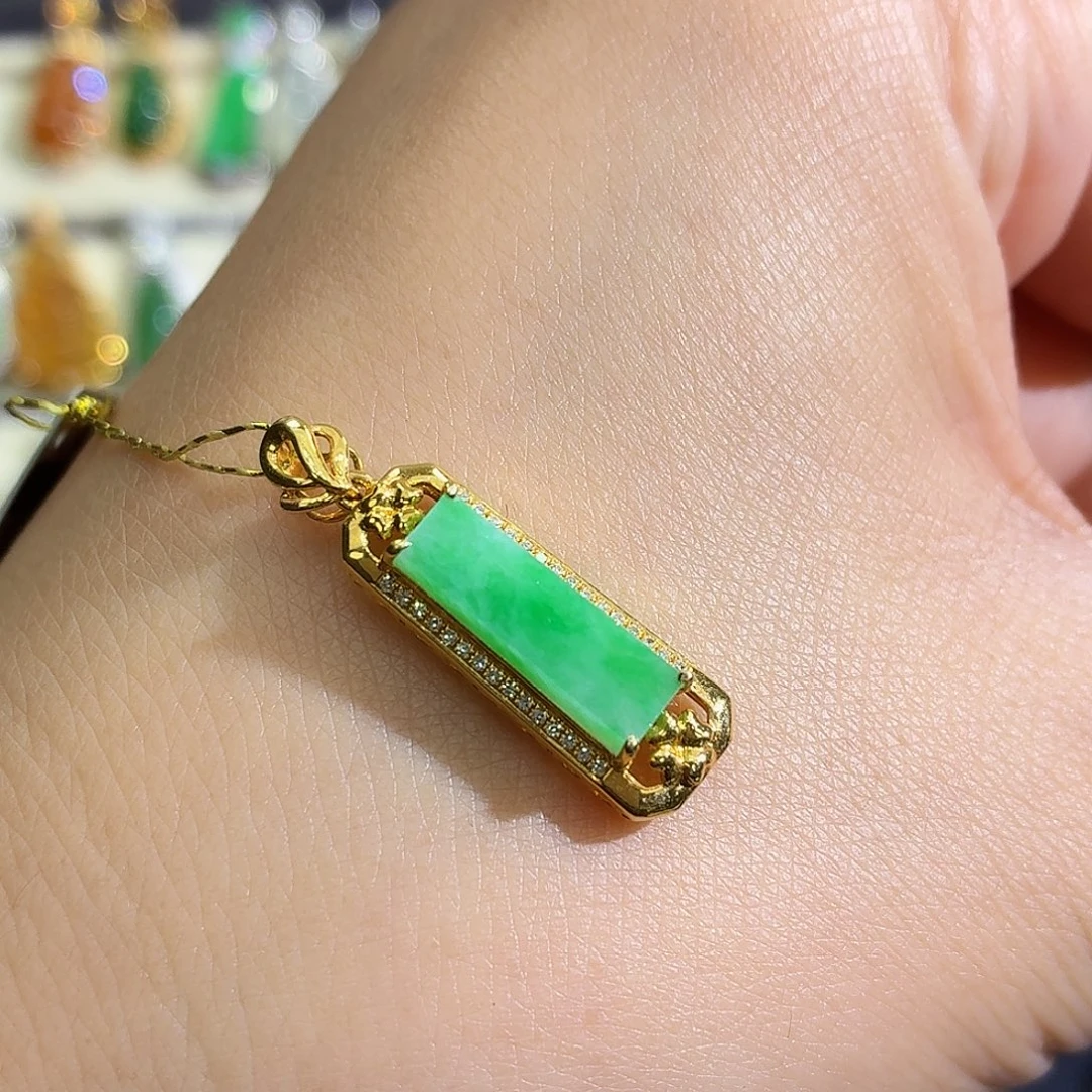 翡翠18K金镶嵌颈饰