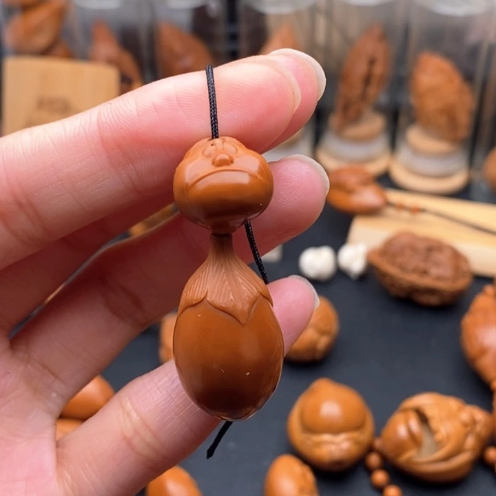 阿***张橄榄核吊坠茄子怪