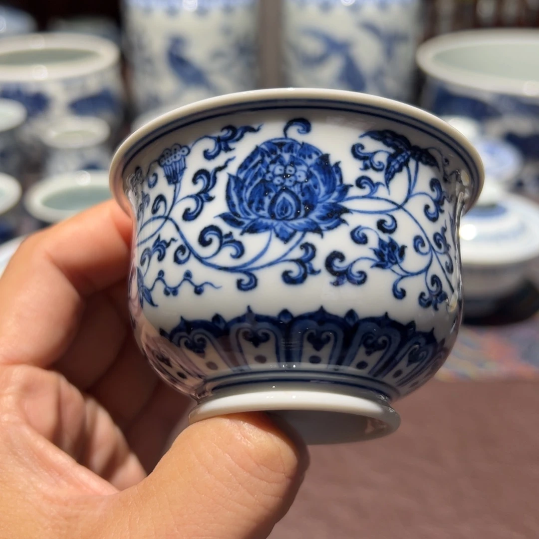 精品青花缠枝莲炉式杯口径约8.1厘米