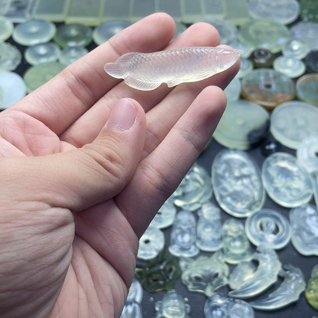 岫玉未镶嵌颈饰龙鱼